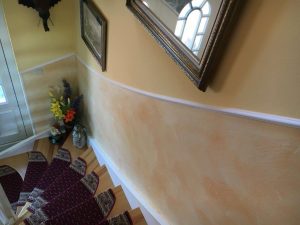 Treppenhaus farblich gestaltet, Blumenvase in der Ecke