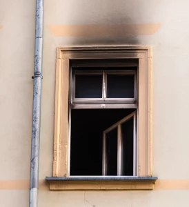 Rauchspuren an der Fassade über einem Fenster nach Wohnungsbrand